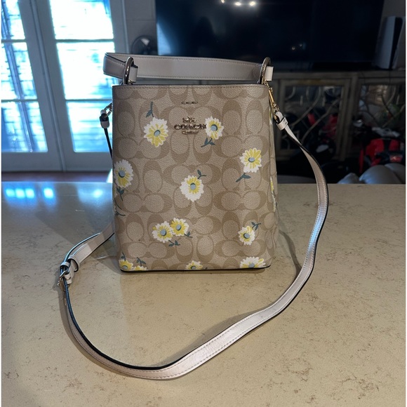 Coach Small Town Bucket Bag In Signature Canvas - Picture 4 of 9